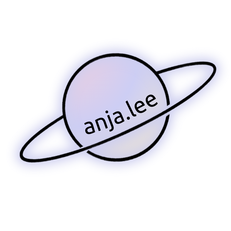 Ein stilisierter Planet mit einer Umlaufbahn, auf der anja.lee steht. Der Hintergrund chanchiergt rosa über lila zu gelb.